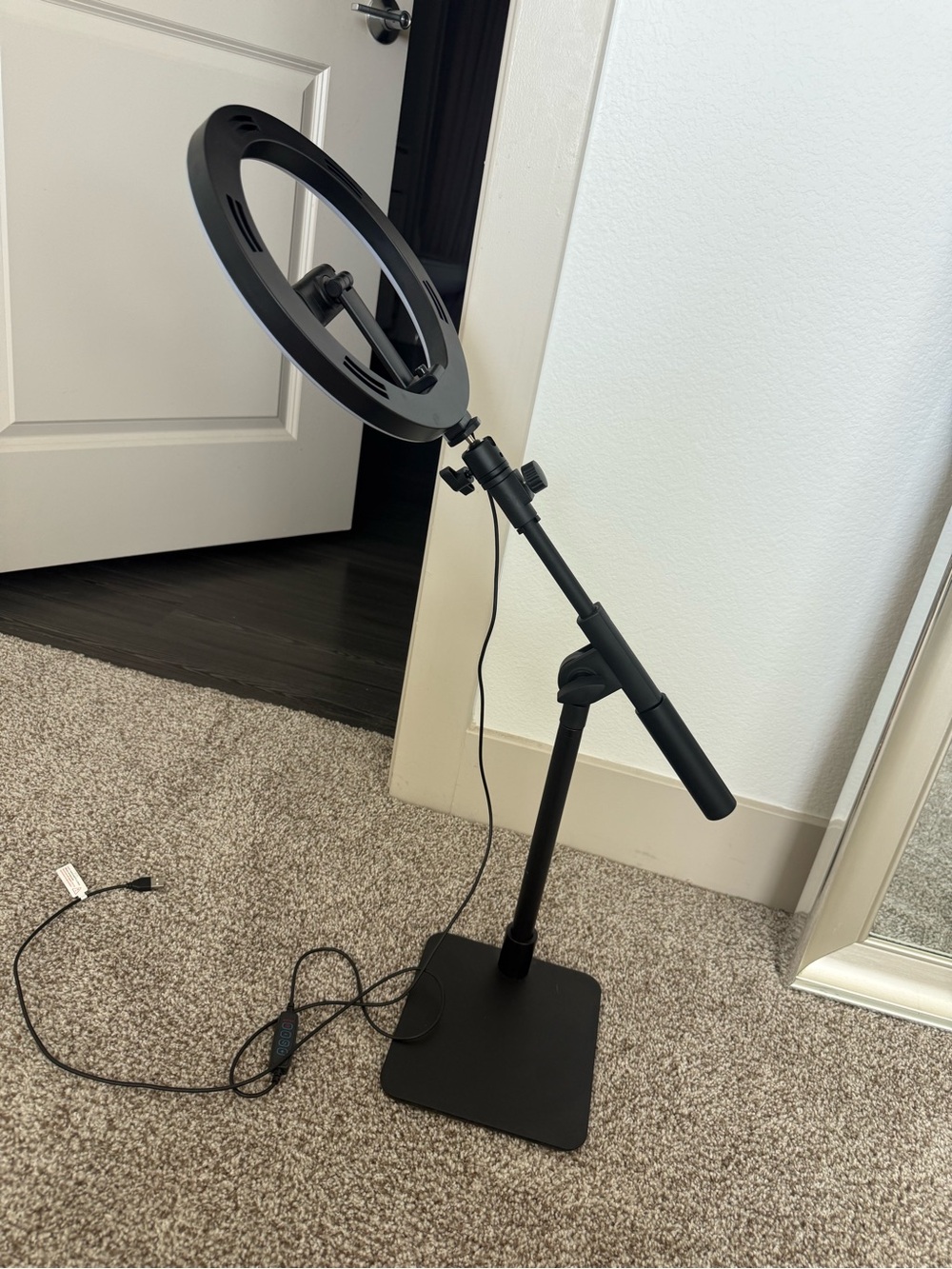 Black Ring Light with Adjustable Stand – content creation tool